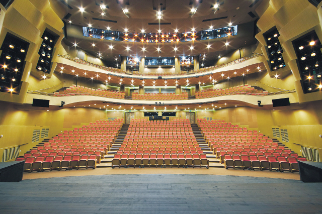 Seoul Arts Center’s CJ Towol Theater, before (top) and after the renovation (bottom). SAC