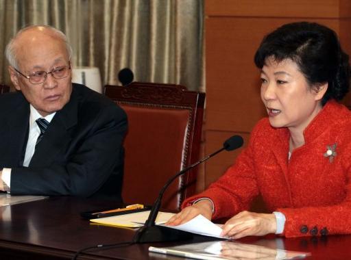 김용준(좌측/변호사),박근혜(정치인)
President-elect Park Geun-hye is pressed for time in filling her Cabinet lineup following an unprecedented nomination withdrawal by the prime minister-designate Tuesday, which dealt a blow to her leadership already suffering a decline in public approval.
With her secluded decision-making style drawing fire for being off-target, Park faces growing pressure to adopt a systematic personnel screening process to verify her choices.