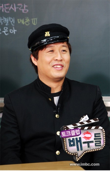 정준하(배우)
개그맨 정준하가 MBC ‘토크클럽 배우들’ 출연과 관련된 한 네티즌의 가시돋힌 독설에 해명했다.
정준하는 29일 트위터에 한 네티즌이 “준하 오빠. ‘놀러와’ 폐지시키고 만든 프로그램에 출연하셨더군요. 기사봤습니다. 유재석 오빠에 대한 의리는 없으신가 봐요”라고 댓글을 남겼다.