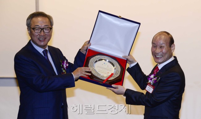 대한상공회의소가 31일 오전 상의회관 중회의실에서 중견기업 위원 60여명이 '중견기업의 해외진출 전략'이라는 주제로 '중견기업위원회 제17차 회의'를 개최한 가운데 신임 중견기업위원장으로 취임한 최병오 패션그룹형지 회장(오른쪽)이 전임 회장인 이희상 동아원그룹 회장(왼쪽)에게 공로패를 전달하고 있다.  박해묵 기자/mook@heraldcorp.com
대한상공회의소가 31일 오전 상의회관 중회의실에서 중견기업 위원 60여명이 '중견기업의 해외진출 전략'이라는 주제로 '중견기업위원회 제17차 회의'를 개최한 가운데 신임 중견기업위원장으로 취임한 최병오 패션그룹형지 회장(오른쪽)이 전임 회장인 이희상 동아원그룹 회장(왼쪽)에게 공로패를 전달하고 있다.  박해묵 기자/mook@heraldcorp.com