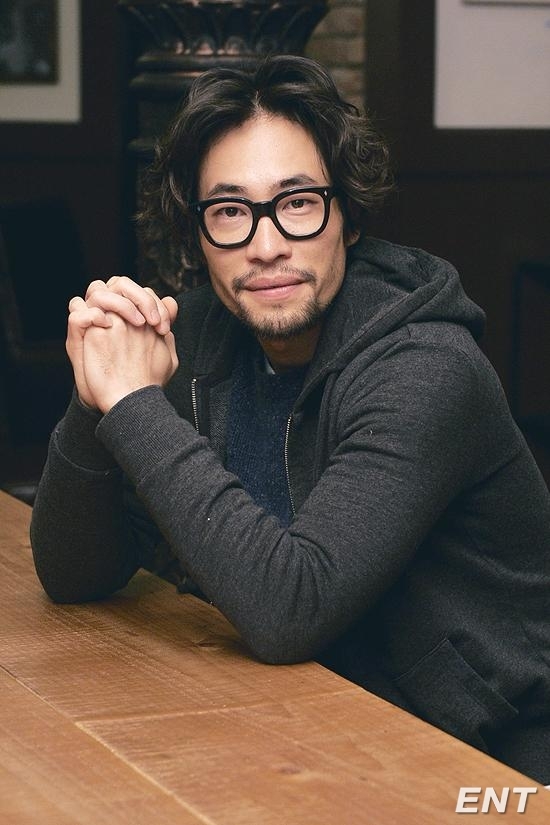 류승범(배우)
류승완 감독의 신작 ‘베를린’은 음모로 가득한 도시 베를린을 배경으로 북한 최고 요원 표종성(하정우 분)과 그를 쫓는 한국 국정원 요원 정진수(한석규 분)의 이야기를 그렸다. 류승범은 이들 중 표종성을 음모의 한 가운데로 몰아넣어 베를린을 삼키려는 음모를 꾸미는 북한 권력자의 아들 동명수 역을 맡았다.