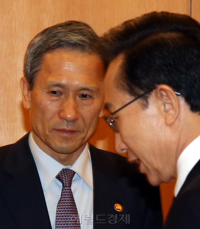 이명박 대통령이 31일 오전 청와대에서 외교안보장관 회의를 주재하기 위해 자리에 앉고 있다. 이 대통령, 류우익 통일부장관, 원세훈 국정원장, 안호영 외교통상부 1차관, 안광찬 국가위기관리실장, 천영우 외교안보수석, 하금열 대통령실장, 김관진 국방부 장관   등이 참석했다. 정희조 기자/checho@heraldcorp.com
31일 청와대에서 열린 외교안보장관회의에서 이명박 대통령이 김관진 국방부 장관과 얘기를 나누고 있다. 이날 이 대통령은 김 장관에게 북한이 도발할 경우에 대비해 강력한 대응태세를 갖추라고 지시했다.