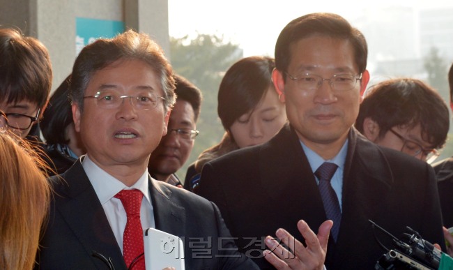 이철우 새누리당 의원과 박선규 대통령 당선인 대변이 31일 오전 서울중앙지검으로 출석하고 있다. 이 의원과 박 대변인은 노무현 전 대통령의 서해 북학한계선 (NLL) 포기 발언이 담긴 비공개대화록 의혹을 제기해 고발당했다.<br />김명섭 기자 msiron@heraldcorp.com
이철우 새누리당 의원과 박선규 대통령 당선인 대변이 31일 오전 서울중앙지검으로 출석하고 있다. 이 의원과 박 대변인은 노무현 전 대통령의 서해 북학한계선 (NLL) 포기 발언이 담긴 비공개대화록 의혹을 제기해 고발당했다.
김명섭 기자 msiron@heraldcorp.com
이철우 새누리당 의원과 박선규 대통령 당선인 대변이 31일 오전 서울중앙지검으로 출석하고 있다. 이 의원과 박 대변인은 노무현 전 대통령의 서해 북학한계선 (NLL) 포기 발언이 담긴 비공개대화록 의혹을 제기해 고발당했다.
김명섭 기자 msiron@heraldcorp.com