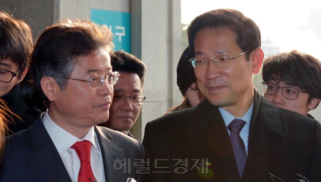 이철우 새누리당 의원과 박선규 대통령 당선인 대변이 31일 오전 서울중앙지검으로 출석하고 있다. 이 의원과 박 대변인은 노무현 전 대통령의 서해 북학한계선 (NLL) 포기 발언이 담긴 비공개대화록 의혹을 제기해 고발당했다.<br />김명섭 기자 msiron@heraldcorp.com
이철우 새누리당 의원과 박선규 대통령 당선인 대변이 31일 오전 서울중앙지검으로 출석하고 있다. 이 의원과 박 대변인은 노무현 전 대통령의 서해 북학한계선 (NLL) 포기 발언이 담긴 비공개대화록 의혹을 제기해 고발당했다.
김명섭 기자 msiron@heraldcorp.com
이철우 새누리당 의원과 박선규 대통령 당선인 대변이 31일 오전 서울중앙지검으로 출석하고 있다. 이 의원과 박 대변인은 노무현 전 대통령의 서해 북학한계선 (NLL) 포기 발언이 담긴 비공개대화록 의혹을 제기해 고발당했다.
김명섭 기자 msiron@heraldcorp.com