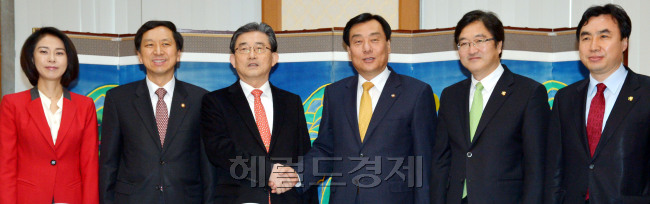 새누리당 이한구, 민주통합당 박기춘 원내대표가 31일 국회에서 회담을 갖고 2월 임시국회 개회와 걸림돌인 쌍용차 문제에 대한 막판 타결을 시도하고 있다. 박현구 기자phko@heraldcorp.com 2013.01.31
손은 잡았지만…