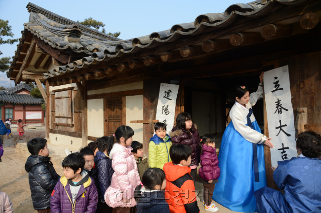 31일 국립민속박물관 입춘첩 붙이기.<br />정희조 기자/checho@heraldcorp.com 130131
31일 국립민속박물관 입춘첩 붙이기.
정희조 기자/checho@heraldcorp.com 130131
31일 국립민속박물관 입춘첩 붙이기.
정희조 기자/checho@heraldcorp.com 130131