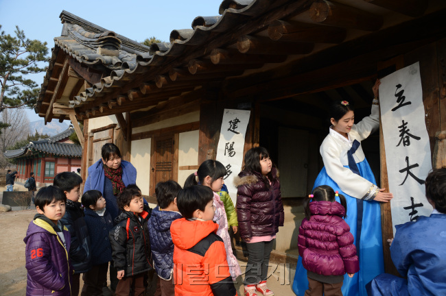 31일 국립민속박물관 입춘첩 붙이기.<br />정희조 기자/checho@heraldcorp.com 130131
31일 국립민속박물관 입춘첩 붙이기.
정희조 기자/checho@heraldcorp.com 130131
31일 국립민속박물관 입춘첩 붙이기.
정희조 기자/checho@heraldcorp.com 130131