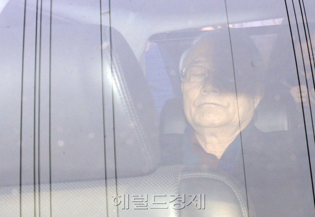 이명박 대통령이 지난 29일 최시중 전 방송통신위원장과 천신일 세중나모여행 회장 등 55명에 대한 설 특별사면을 단행해 기 정권을 이어갈 18대 대통령직 인수위원회와 갈등을 빚고 있는 가운데 최시중 전 방송통신위원장이 31일 오전 서울구치소에서 나오고 있다. 박해묵 기자/mook@heraldcorp.com
이명박 대통령이 지난 29일 최시중 전 방송통신위원장과 천신일 세중나모여행 회장 등 55명에 대한 설 특별사면을 단행해 기 정권을 이어갈 18대 대통령직 인수위원회와 갈등을 빚고 있는 가운데 최시중 전 방송통신위원장이 31일 오전 서울구치소에서 나오고 있다. 박해묵 기자/mook@heraldcorp.com