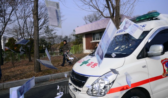 이명박 대통령이 지난 29일 최시중 전 방송통신위원장과 천신일 세중나모여행 회장 등 55명에 대한 설 특별사면을 단행해 기 정권을 이어갈 18대 대통령직 인수위원회와 갈등을 빚고 있는 가운데 천신일 세중나모여행 회장이 31일 오전 서울구치소에서 엠블란스를 이용해 나가고 있다. 밖에서 천회장을 기다리던 한 청년이 엠블란스에 두부와 돈을 뿌려 눈길을 끌었다. 박해묵 기자/mook@heraldcorp.com
이명박 대통령이 지난 29일 최시중 전 방송통신위원장과 천신일 세중나모여행 회장 등 55명에 대한 설 특별사면을 단행해 기 정권을 이어갈 18대 대통령직 인수위원회와 갈등을 빚고 있는 가운데 천신일 세중나모여행 회장이 31일 오전 서울구치소에서 엠블란스를 이용해 나가고 있다. 밖에서 천회장을 기다리던 한 청년이 엠블란스에 두부와 돈을 뿌려 눈길을 끌었다. 박해묵 기자/mook@heraldcorp.com