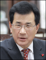 이시종(도지사)
건조한 시기 낙엽 등 산림 내 가연물질 증가로 산불발생 위험시기인 2월 1일부터 5월 15일까지를 봄철 산불방지대책기간으로 정하고 도 및 시·군·산림환경연구소 14개 기관에 산불방지대책본부 상황실을 운영한다고 31일 밝혔다.