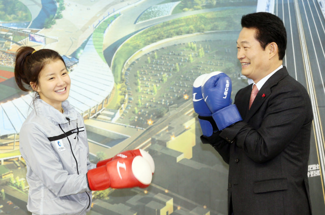 이시영(좌측/배우),송영길(인천시장)
Actress Lee Si-young and Incheon Mayor Song Young-gil pose wearing gloves in a ceremony to mark her initiation into the municipal boxing team at the Incheon Metropolitan Government office, Thursday.   Yonhap News