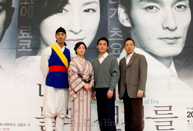 From left: Korean actor Cha Seung-won, Japanese actress Ryoko Hirosue, Japanese actors Tsuyoshi Kusanagi and Teruyuki Kagawa pose for a photo during a press conference at the National Theater of Korea on Wednesday.   The National Theater of Korea