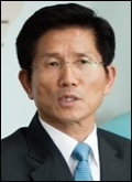 김문수(도지사)
일본을 방문 중인 김문수 경기지사는 30일 도쿄 뉴오타니 호텔에서 일본 LCD 디스플레이 기업 NEG(Nippon Electric Glass))사의 아리오카 마사유키 사장, 이인재 파주시장과 3자간 5억 달러 투자유치 양해각서 체결식을 가졌다고 경기도가 31일 밝혔다.