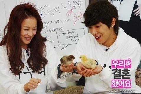 오연서(오햇님/좌측/배우),이준(이창선/가수/엠블렉)
MBC ‘우리 결혼했어요’(이하 우결)가 진정성 논란으로 6년 간의 방송에 있어 최대 위기를 맞았다. 스타들의 가상 결혼 생활을 기본으로 한 ‘우결’은 그동안 많은 커플들이 출연하며 인기를 얻었던 반면에 잦은 논란으로 구설수에 오르기도 했다.