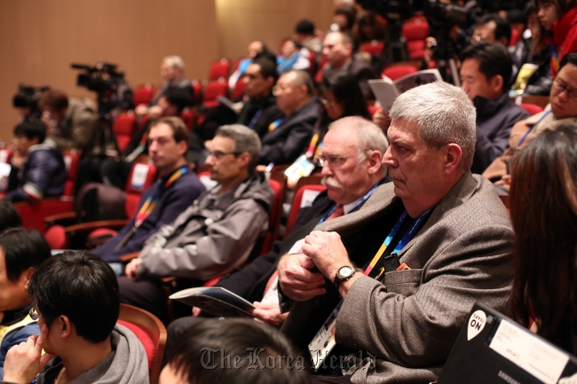 Ed Hula, an editor at U.S.-based Around The Rings, a media outlet focused on the Olympics, attends a press conference with other foreign correspondents at the one-day Global Development Summit, which took place on the sidelines of the Special Olympics in PyeongChang, Gangwon Province, Wednesday.   Philip Iglauer/The Korea Herald
