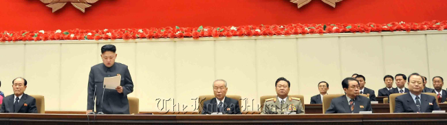 Jang Song-thaek (right), the uncle of North Korean leader Kim Jong-un (left), looks inattentive and bored during the country’s ruling Worker’s Party’s high-level meeting on Monday.   Yonhap News