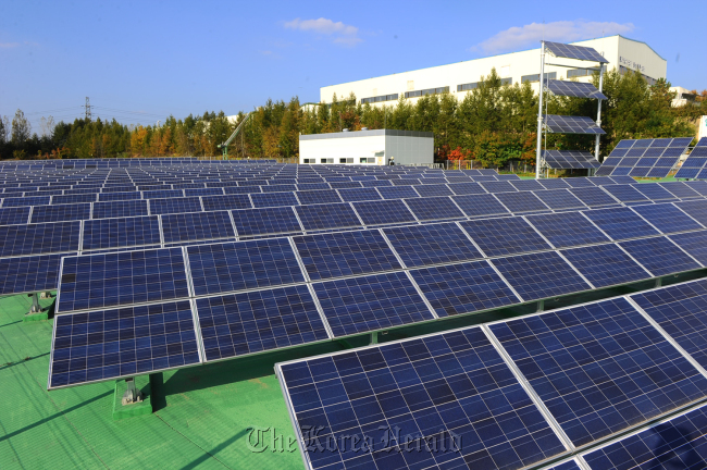 A solar power-based electricity generation system on the roof of HHI’s manufacturing plant in Eumseong, North Chungcheong Province.   HHI