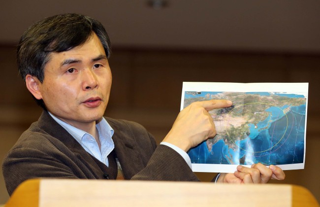 강경인(대전카이스트인공위성센터실장)
Kang Kyung-in, an official with the Satellite Technology Research Center, explains the path of Korea’s satellite STSAT-2C in Daejeon on Thursday.   Yonhap News