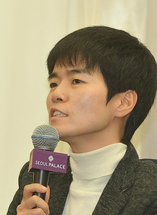 노희경(드라마작가)
노희경 작가가 작품을 통해 호흡을 맞춘 조인성의 장점을 밝혔다.
노희경 작가는 1월 31일 오후 서울 블루스퀘어 삼성홀에서 열린 SBS 새 수목드라마 ’그 겨울 바람이 분다(이하 그 겨울)’제작 발표회에서 조인성에 대해 "이만큼 자신감이 있는 배우를 못 본 것 같다"고 운을 뗐다.