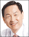 김상곤(교육공무원)
경기도교육청은 김상곤<사진> 교육감이 31일 오후 다가오는 설 명절을 맞아 노인복지시설인 감천장과 아동보호시설인 경동원을 찾아 시설에 거주하는 분들과 뜻 깊은 시간을 가졌다고 밝혔다.