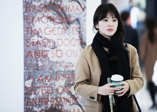 송혜교(배우)
혜교는 1월 31일 오후 서울 블루스퀘어 삼성홀에서 열린 SBS 새 수목드라마 ’그 겨울 바람이 분다(이하 그 겨울)’제작 발표회에서 "처음 조인성 씨가 상대배우로 됐다는 말을 들었을 때 안심이 되더라"라고 말했다.