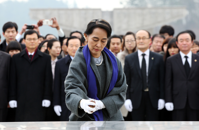 Myanmar’s opposition leader Aung San Suu Kyi burns incense at the May 18th National Cemetery in Gwangju.   Yonhap News