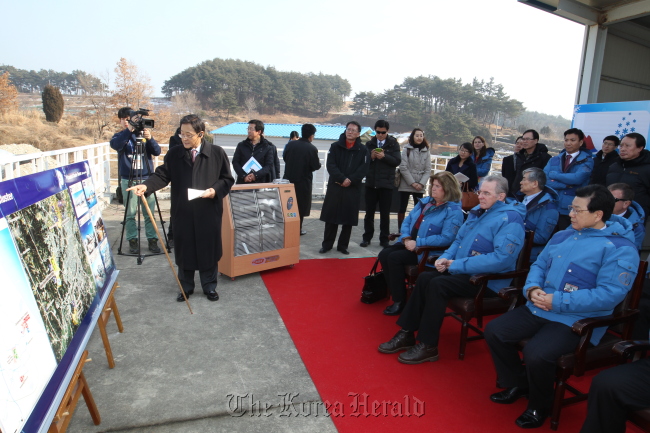 IOC president Jacques Rogge (center, seated) is briefed by Moon Dong-hoo, secretary-general of the PyeongChang 2018 Olympic Winter Games Organizing Committee, at the site of an Olympic ice rink to be built in Gangneung, Gangwon Province, Thursday. Other participants include Kim Jin-sun (right, seated), president of the PyeongChang Olympics Organizing Committee, and Gunilla Lindberg (left, seated), chairwoman of the PyeongChang 2018 Coordination Commission.   Kim Min-jae/PyeongChang Olympic Winter Games Organizing Committee