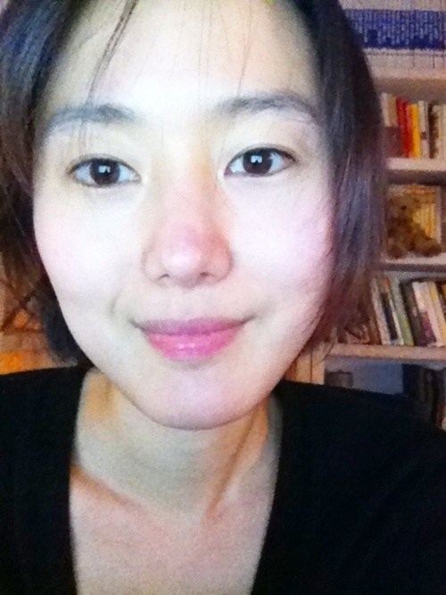 윤진서(윤수경/배우)
배우 윤진서가 무결점 민낯 셀카로 근황을 전했다. 윤진서는 31일 자신의 미투데이에 “안녕, 모두 잘 지내죠? 역시 겨울엔 집이 최고”라는 글과 함께 한 장의 사진을 게재했다. 사진 속에서 윤진서는 민낯에 편안한 차림으로 카메라를 응시하고 있다.