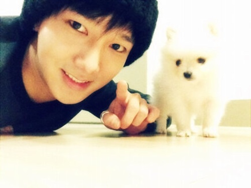예성(김종운/가수/슈퍼주니어)
슈퍼주니어 예성이 인형같은 애완견과 훈훈한 셀카를 찍어 공개했다. 예성은 31일 자신의 트위터에 “멜로야 오빠 다녀올게. 꼬밍이랑 집 잘 보고 있어”라는 글과 함께 한 장의 사진을 게재했다