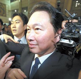 최태원(기업인/SK그룹회장)
A lower court sentenced SK chairman Chey Tae-won to four years in prison on Thursday for embezzling corporate funds for stock investment.
The 53-year-old tycoon was put in prison immediately following the verdict by the Seoul Central District Court.
