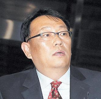 이국철(기업인/SLS그룹회장)
Separately, a Seoul higher court also gave a two-and-a-half-year prison term to Lee Kuk-chul, chairman of SLS Group, on the same day on several charges including bribing a former vice culture minister and other high-ranking government officials. Lee’s sentence was reduced to two and a half years, from three and a half years in the first trial, but the court sent him into custody right away.