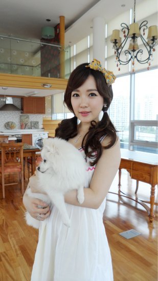 민송아(민지선/배우)
방송인 민송아의 결혼비용을 두고 네티즌들의 갑론을박이 뜨겁다. 민송아는 최근 진행된 채널A ‘웰컴 투 시월드’ 녹화에서 “호텔에서 최고급 결혼식을 올렸다. 결혼... 소식이 전해지자 네티즌들은 찬반 양론으로 나뉘며 논쟁하고 있다.
