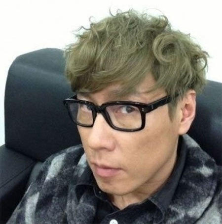 유농신(가수)
가수 윤종신이 염색 머리로 색다른 모습을 보였다.
윤종신은 30일 오후 자신의 트위터에 “백만 년 만에 염색 한번 해봤습니다”라는 글과 함께 한 장의 사진을 공개했다.