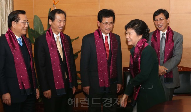 박근혜 당선인이 31일 서울 통의동 집무실에서 전국 광역시도지사와의 간담회가 열렸다. 박 당선인이 시도지사들과 인사하고 있다. 목에 두른 스카프는 전국시도지사협의회의 화합과 단합을 위해 협의회에서 마련했다.<br />박해묵 기자 mook@heraldcorp.com