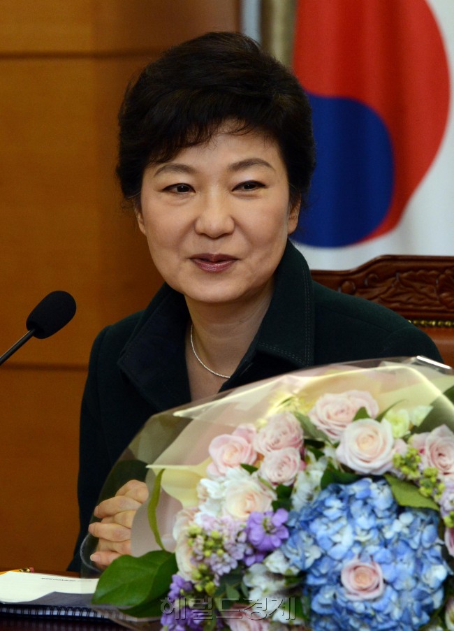 박근혜 대통령 당선인이 31일 오후 통의동 회의실에서 전국 시도지사협의회 간담회를 갖고 인사말을 하고 있다. /박해묵 기자/2013.01.312013.01.31
