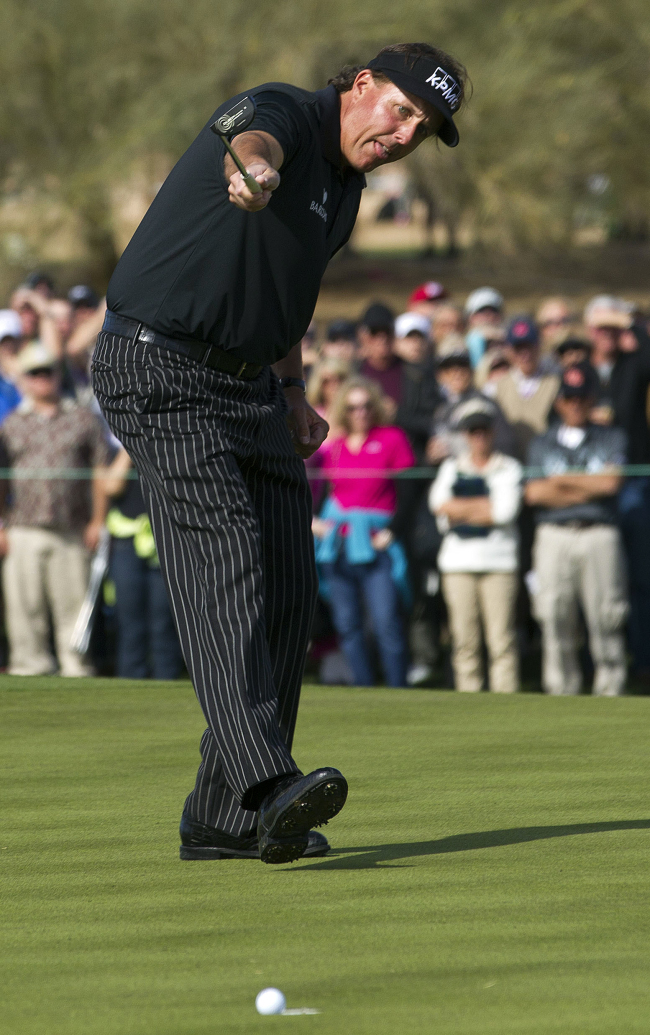 <YONHAP PHOTO-0372> Phil Mickelson watches his birdie putt roll towards the cup on the ninth green during first round of the Phoenix Open golf tournament, Thursday, Jan. 31, 2012, in Scottsdale, Ariz.. Mickelson's putt lipped-out, and he had to settle for par on the hole. (AP Photo/The Arizona Republic, Rob Schumacher) MARICOPA COUNTY OUT; MAGS OUT; NO SALES /2013-02-01 06:34:10/ <저작권자 ⓒ 1980-2013 ㈜연합뉴스. 무단 전재 재배포 금지.>