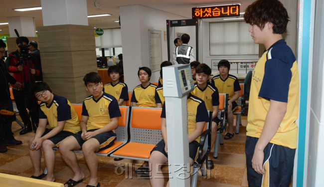 1일 서울지방병무청에서 2013년도 첫 징병검사대상자들이 신체검사를 받기위해 대기하고 있다. 이날 소집된 200명의 대상자들은 정밀검사를 통하여 병역적격유무를 판정받게 된다.<br />정희조 기자/checho@heraldcorp.com 130201
1일 서울지방병무청에서 2013년도 첫 징병검사대상자들이 신체검사를 받기위해 대기하고 있다. 이날 소집된 200명의 대상자들은 정밀검사를 통하여 병역적격유무를 판정받게 된다.
정희조 기자/checho@heraldcorp.com 130201