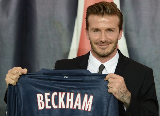 British football player David Beckham poses with his new jersey after a news conference at the Parc des Princes stadium in Paris on Thursday.   AFP-Yonhap News