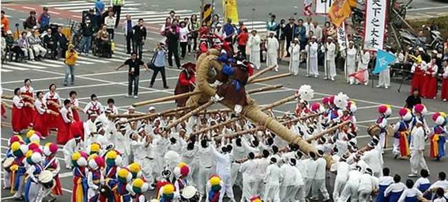 A scene from the Korean traditional performance Gossaum-nori.   Yonhap News