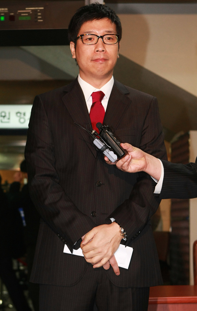 강병규(방송인)
사기 혐의 등으로 불구속 기소된 방송인 강병규가 1일 오전 서울 서초동 서울중앙지방법원에 열린 선고공판에서 징역 1년6월을 선고받고 법정구속됐다. 사진은 강병규가 상습 도박 혐의로 지난 2009년 2월 재판을 받은 뒤 법원을 나서며 인터뷰를 하는 모습.