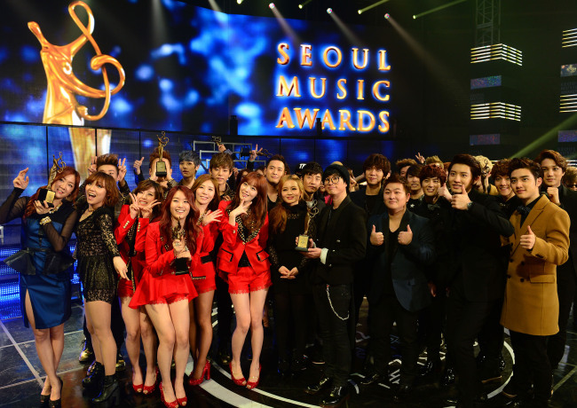 '제22회 하이원 서울가요대상' (2012 Seoul Music Awards)이 31일 오후 서울 올림픽공원 SK올림픽 핸드볼경기장에서 열렸다. 사진은 수상자들이 행사가 끝난 뒤 한자리에 모여 포즈를 취하고 있는 모습. (연합뉴스)