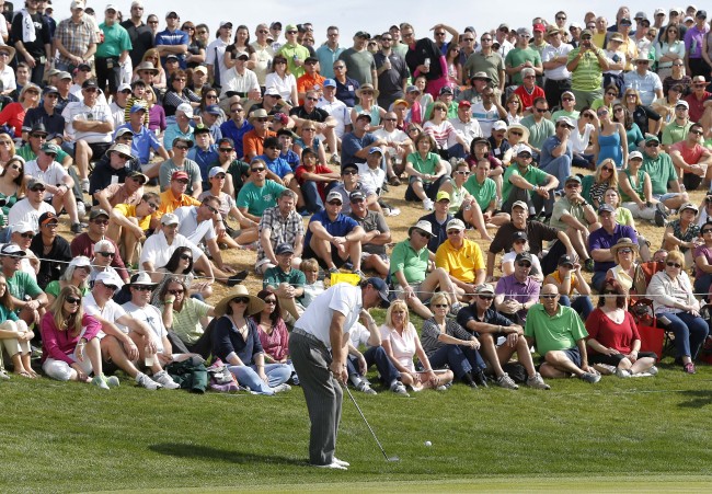 <YONHAP PHOTO-0228> Phil Mickelson chips to the sixth green as a large gallery watches from behind during the third round of the Waste Management Phoenix Open golf tournament, Saturday, Feb. 2, 2013, in Scottsdale, Ariz. (AP Photo/Matt York) /2013-02-03 05:35:55/ <저작권자 ⓒ 1980-2013 ㈜연합뉴스. 무단 전재 재배포 금지.>
Phil Mickelson chips onto the sixth green at the Phoenix Open on Saturday.   AP-Yonhap News