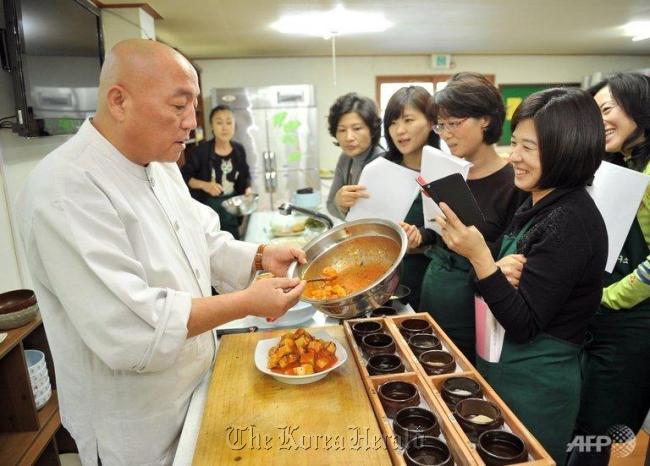 Jeokmun teaches his techniques to students at his Sudoksa Temple in Pyeongtaek, Gyeonggi Province.   AFP