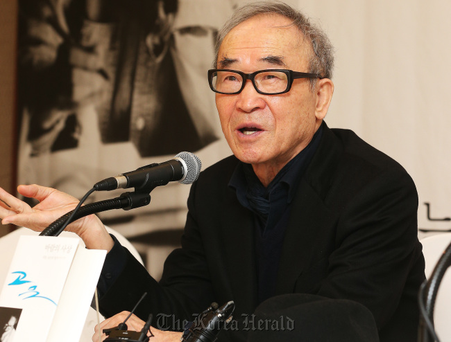 Poet Ko Un speaks during a press conference on his new books in Seoul on Jan. 7.   Yonhap News