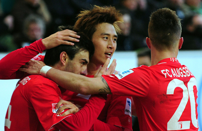 Augsburg’s Jan Moravek (left) celebrates his goal with teammates Koo Ja-cheol (center) and Ronny Philp on Saturday.   AP-Yonhap News