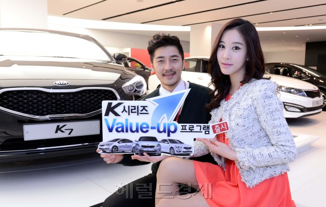 <YONHAP PHOTO-0658> 기아차, K시리즈 '밸류-업(Value-up) 프로그램' 론칭 (서울=연합뉴스) 기아차가 상품 경쟁력을 높이고 가격 인상은 최소화한 K시리즈 경쟁력 강화 모델 시판과 함께 K시리즈 출고 고객을 위한 서비스로 구성된 K시리즈 '밸류-업 프로그램'을 론칭한다고 3일 전했다. 이번에 출시된 'K7 밸류-업'은 2.4 프레스티지 스페셜 트림부터 적용되던 앞좌석 통풍시트 옵션을 엔트리 트림인 2.4 프레스티지 트림부터, 최고급 트림에서만 적용되던 어드밴스드 스마트 크루즈컨트롤 옵션을 3.0 프레스티지 스페셜 트림부터 선택할 수 있도록 확대 운영해 고객들의 선택 폭을 넓혔다. 2013.2.3 << 기아차 >> photo@yna.co.kr/2013-02-03 10:07:59/ <저작권자 ⓒ 1980-2013 ㈜연합뉴스. 무단 전재 재배포 금지.>
<YONHAP PHOTO-0658> 기아차, K시리즈 '밸류-업(Value-up) 프로그램' 론칭 (서울=연합뉴스) 기아차가 상품 경쟁력을 높이고 가격 인상은 최소화한 K시리즈 경쟁력 강화 모델 시판과 함께 K시리즈 출고 고객을 위한 서비스로 구성된 K시리즈 '밸류-업 프로그램'을 론칭한다고 3일 전했다. 이번에 출시된 'K7 밸류-업'은 2.4 프레스티지 스페셜 트림부터 적용되던 앞좌석 통풍시트 옵션을 엔트리 트림인 2.4 프레스티지 트림부터, 최고급 트림에서만 적용되던 어드밴스드 스마트 크루즈컨트롤 옵션을 3.0 프레스티지 스페셜 트림부터 선택할 수 있도록 확대 운영해 고객들의 선택 폭을 넓혔다. 2013.2.3 << 기아차 >> photo@yna.co.kr/2013-02-03 10:07:59/ <저작권자 ⓒ 1980-2013 ㈜연합뉴스. 무단 전재 재배포 금지.>