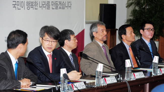 3일 삼청동 대통령직인수위원회에서 열린 간사단회의에서 인수위원들이 대화를 나누고 있다. 오른쪽 부터 윤창중 대변인, 김장수 외교.국방.통일 분과 간사, 유민봉 총괄간사, 박효종 정무 분과 간사, 강석훈 위원, 임종훈 행정실장. 박해묵 기자/mook@heraldcorp.com<br />20130203
Members of the presidential transition committee hold a meeting on Sunday.   Park Hae-mook/The Korea Herald