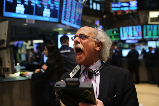 A trader yells on the floor of the New York Stock Exchange moments before the closing bell as U.S. stocks rallied on Friday.    AFP-Yonhap News