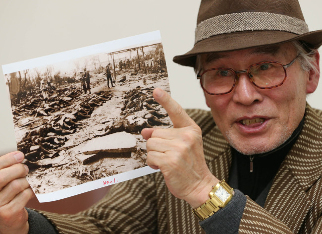 Jeong Seong-gil, honorary director of Keimyung University Dongsan Medical Center Museum, shows a photo of Koreans massacred by the Japanese after the 1923 earthquake.   Yonhap News
