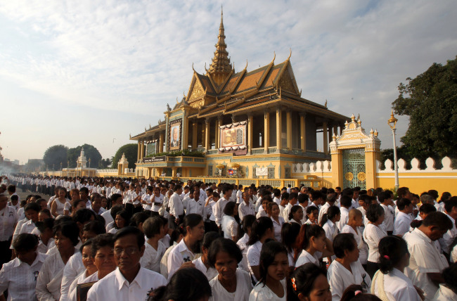 Thousands of mourners wait to pay their respects to Cambodia’s former King Norodom Sihanouk in Phnom Penh, Sunday.   AP-Yonhap News